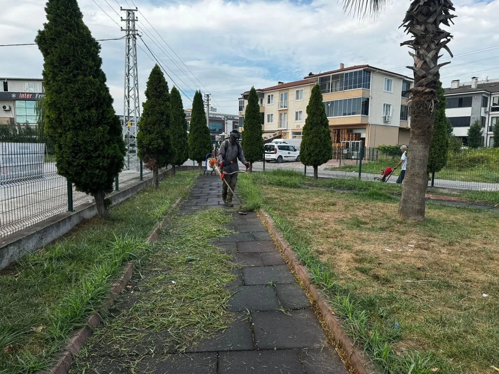 Erenlerde Park ve Bahçelerde Çalışmalar Sürüyor
